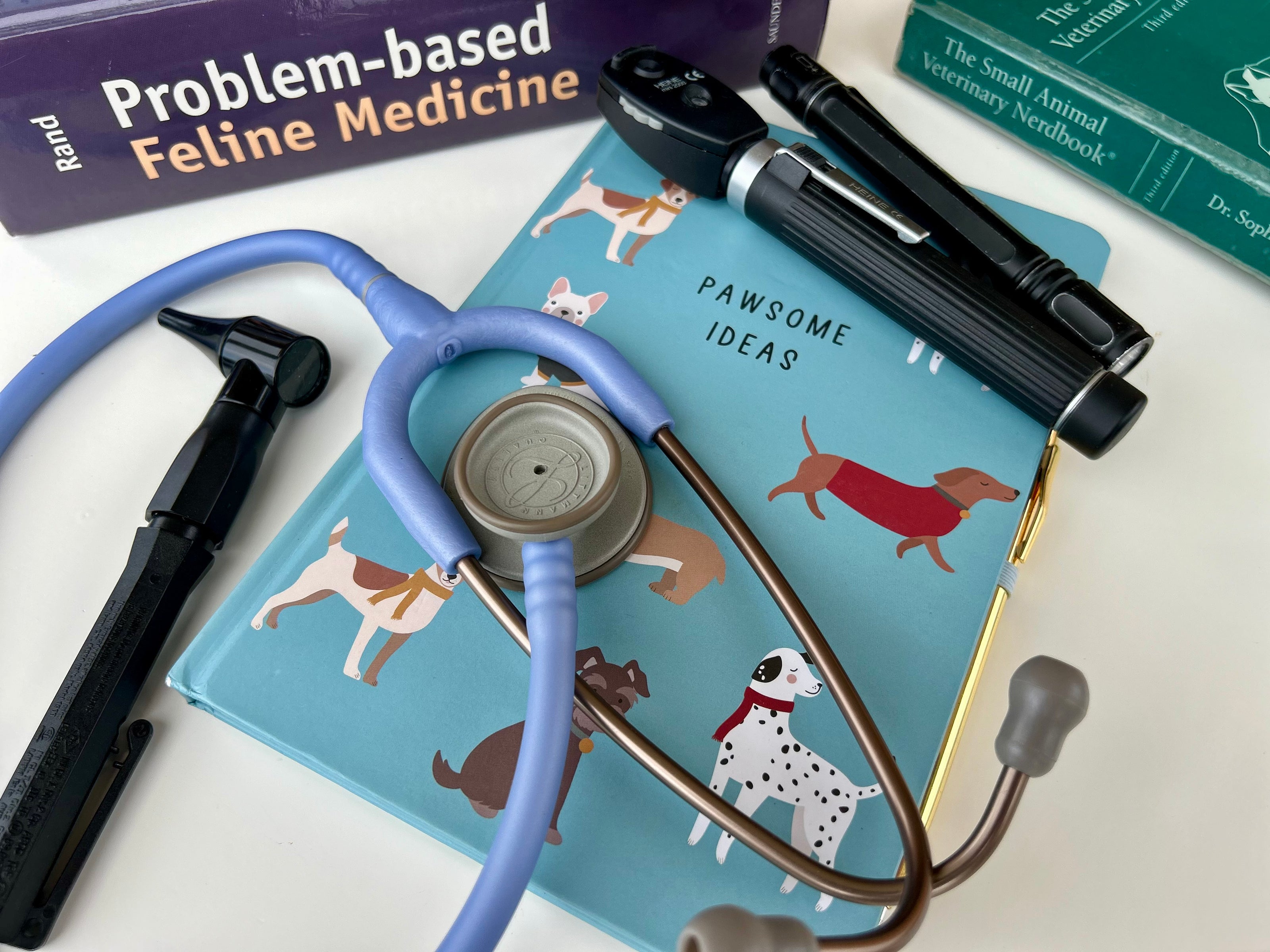 libreta clínica con material médico